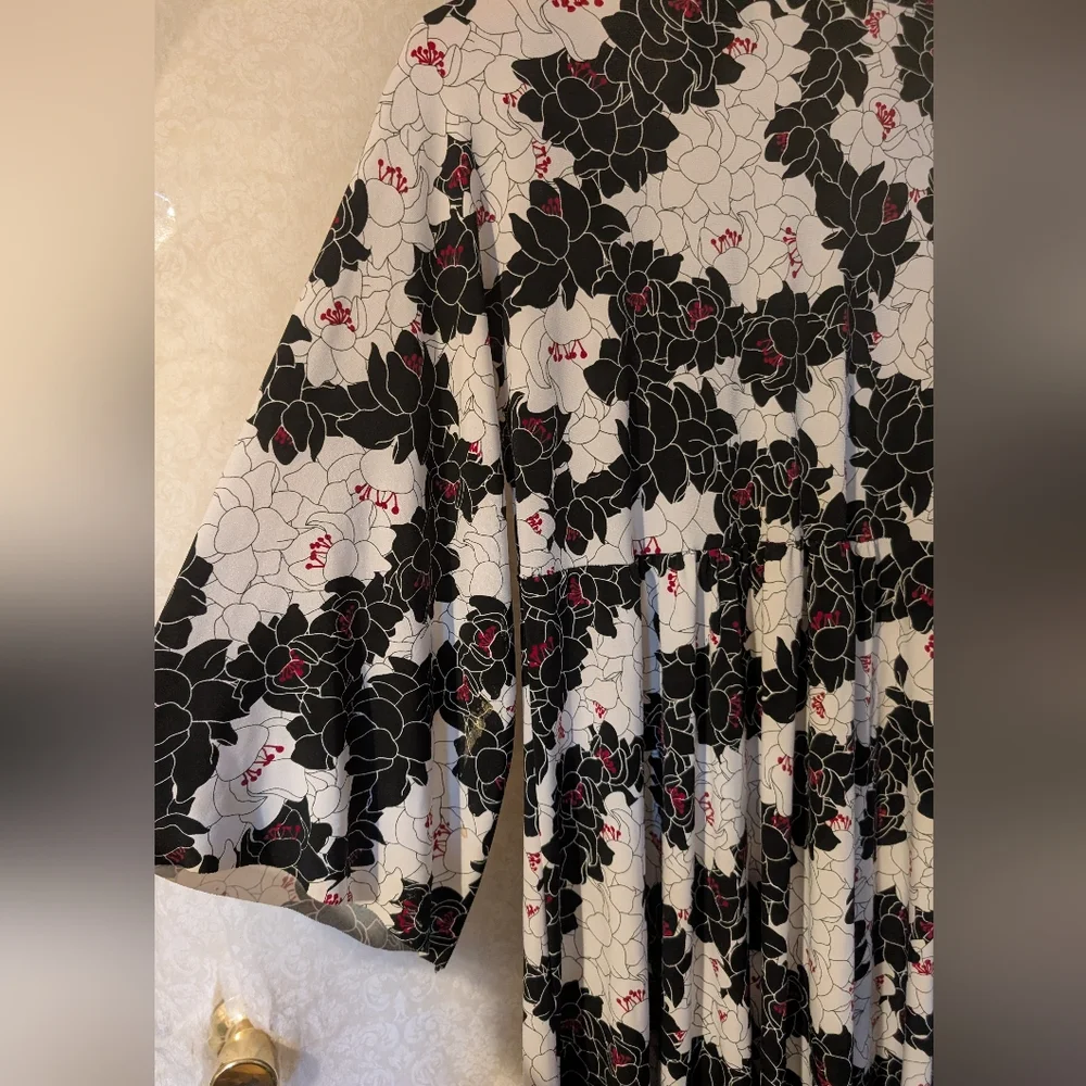 BISOU BISOU Black &White Floral Tieback Dress‎ Sz. Medium V-Neck